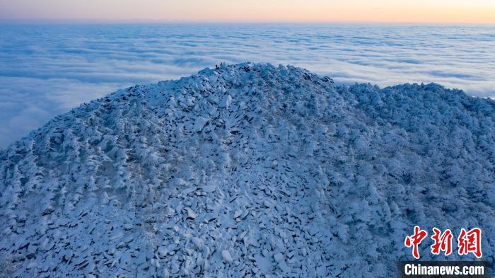 圖為積雪點綴秦嶺冰晶頂?！≈烊竾疑止珗@供圖