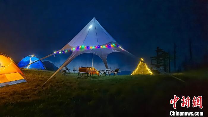 圖為游人在秦嶺山間露營(yíng)?！≈烊竾?guó)家森林公園供圖